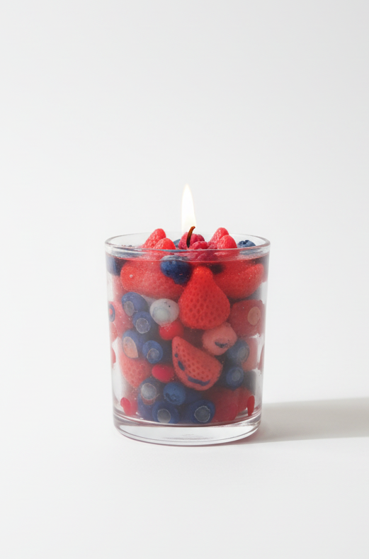 Beeren-Kerze brennend mit nahtlosem weißem Hintergrund