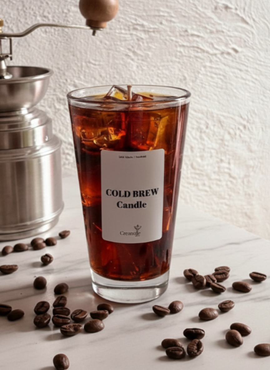 Cold Brew Kerze auf weißem Marmortisch
